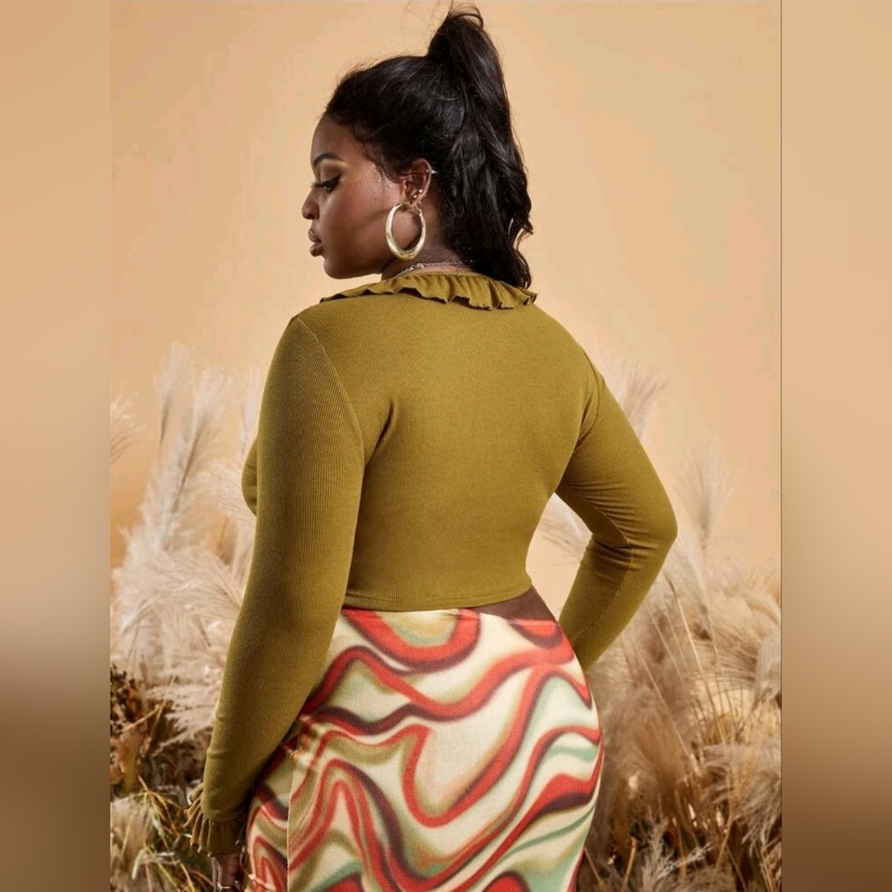 Plus Ruffle Trim Crop Top - Picture 2 of 7